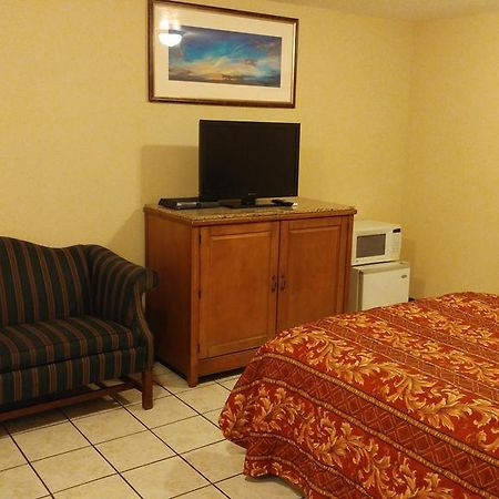 Country Regency Inn & Suites Manvel Екстериор снимка