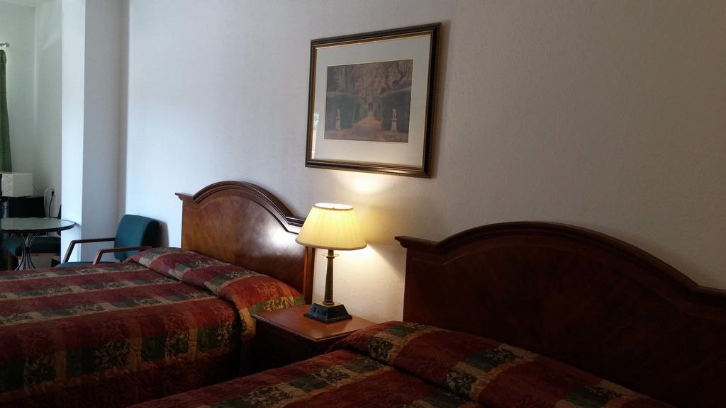 Country Regency Inn & Suites Manvel Екстериор снимка