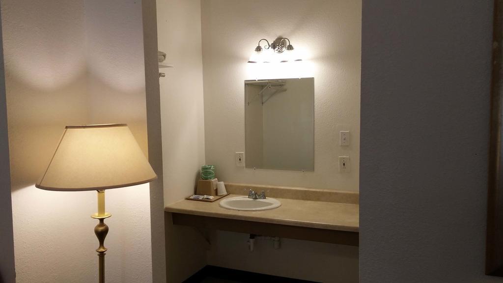 Country Regency Inn & Suites Manvel Екстериор снимка