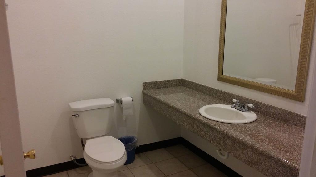 Country Regency Inn & Suites Manvel Стая снимка