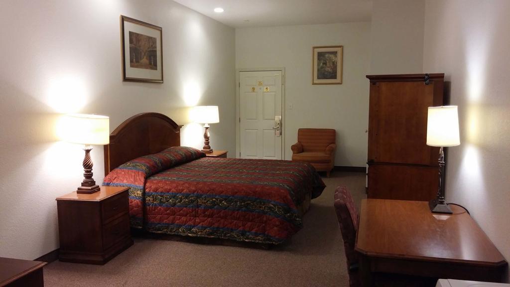 Country Regency Inn & Suites Manvel Екстериор снимка