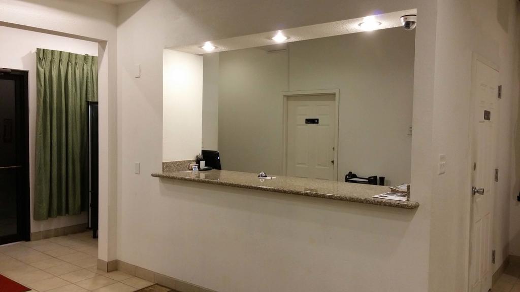 Country Regency Inn & Suites Manvel Екстериор снимка