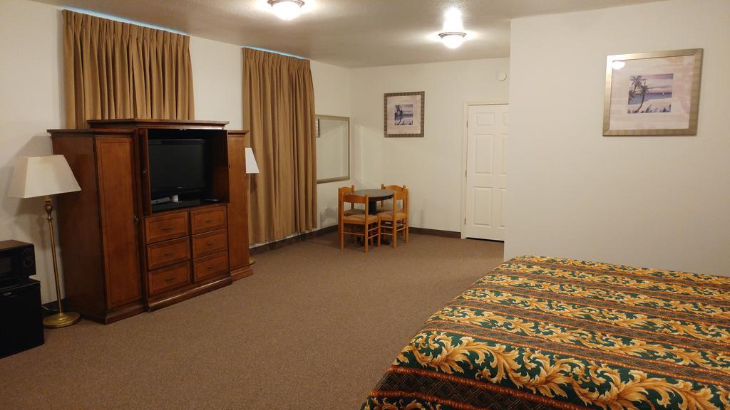 Country Regency Inn & Suites Manvel Екстериор снимка