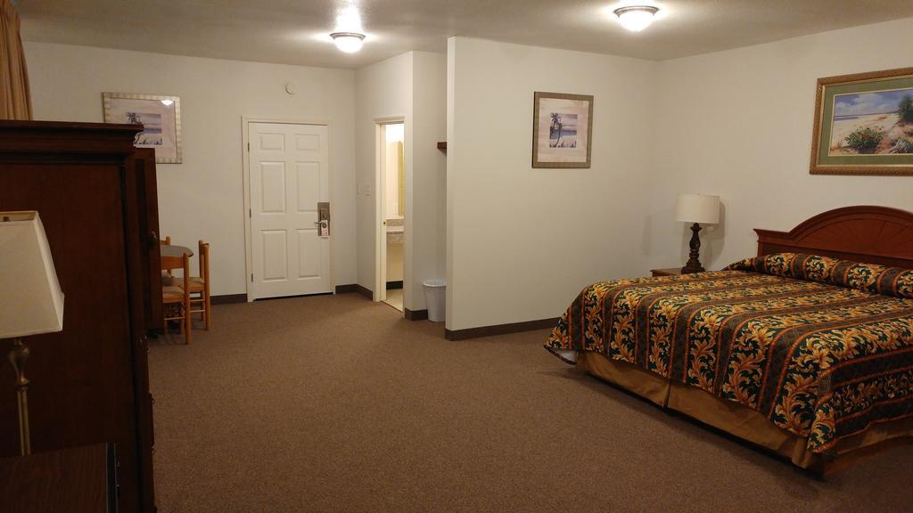 Country Regency Inn & Suites Manvel Екстериор снимка