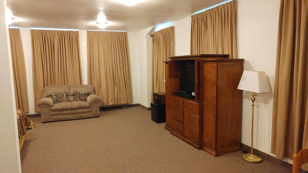Country Regency Inn & Suites Manvel Екстериор снимка