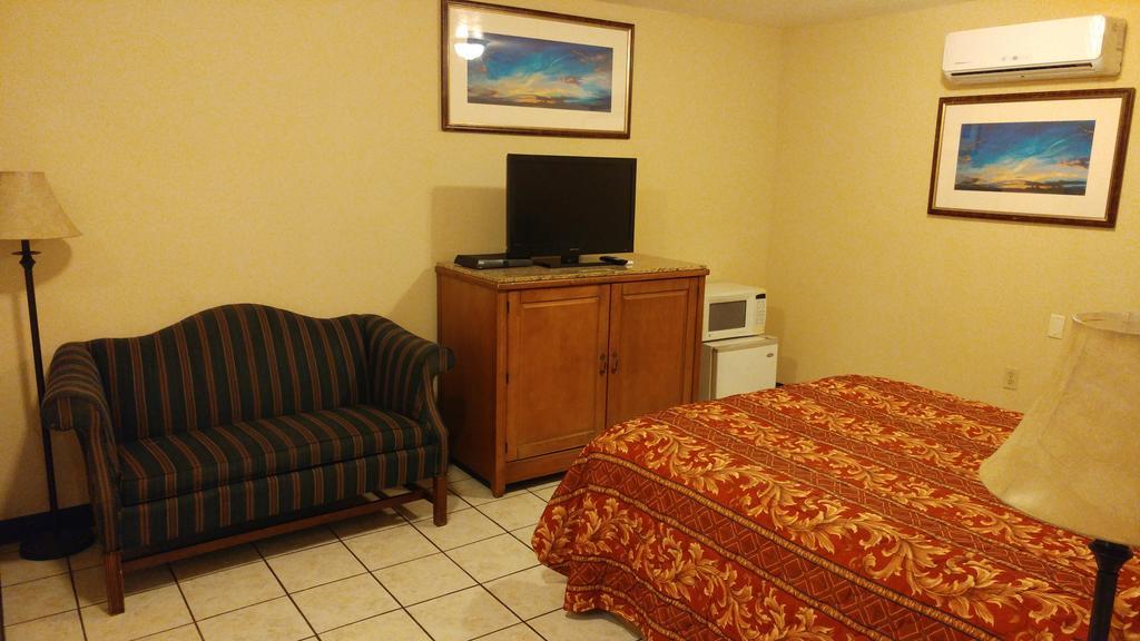 Country Regency Inn & Suites Manvel Екстериор снимка