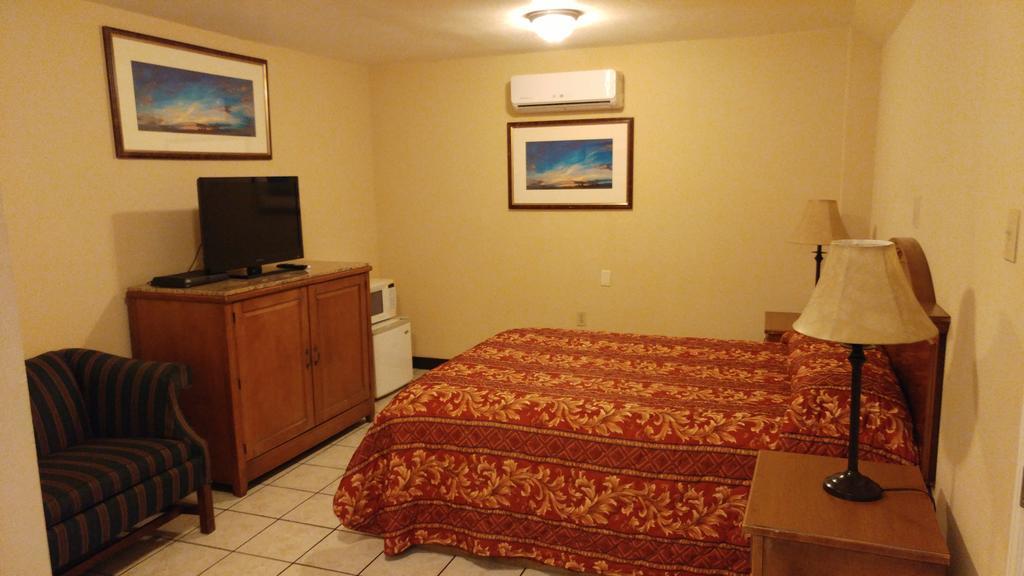 Country Regency Inn & Suites Manvel Екстериор снимка