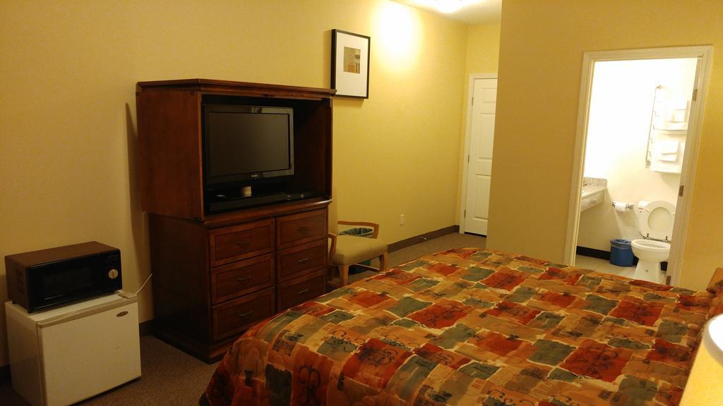 Country Regency Inn & Suites Manvel Екстериор снимка