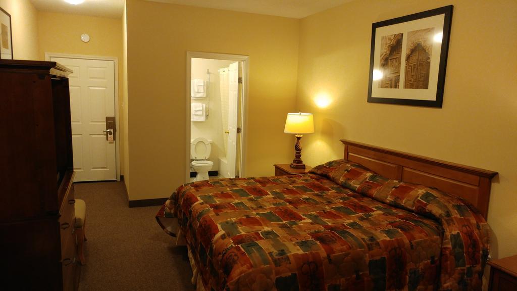 Country Regency Inn & Suites Manvel Екстериор снимка