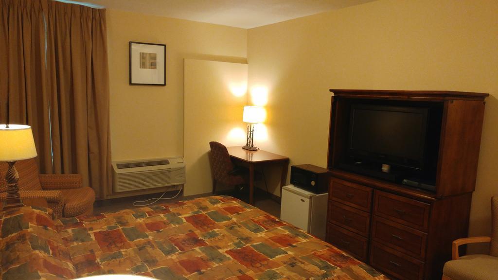 Country Regency Inn & Suites Manvel Екстериор снимка
