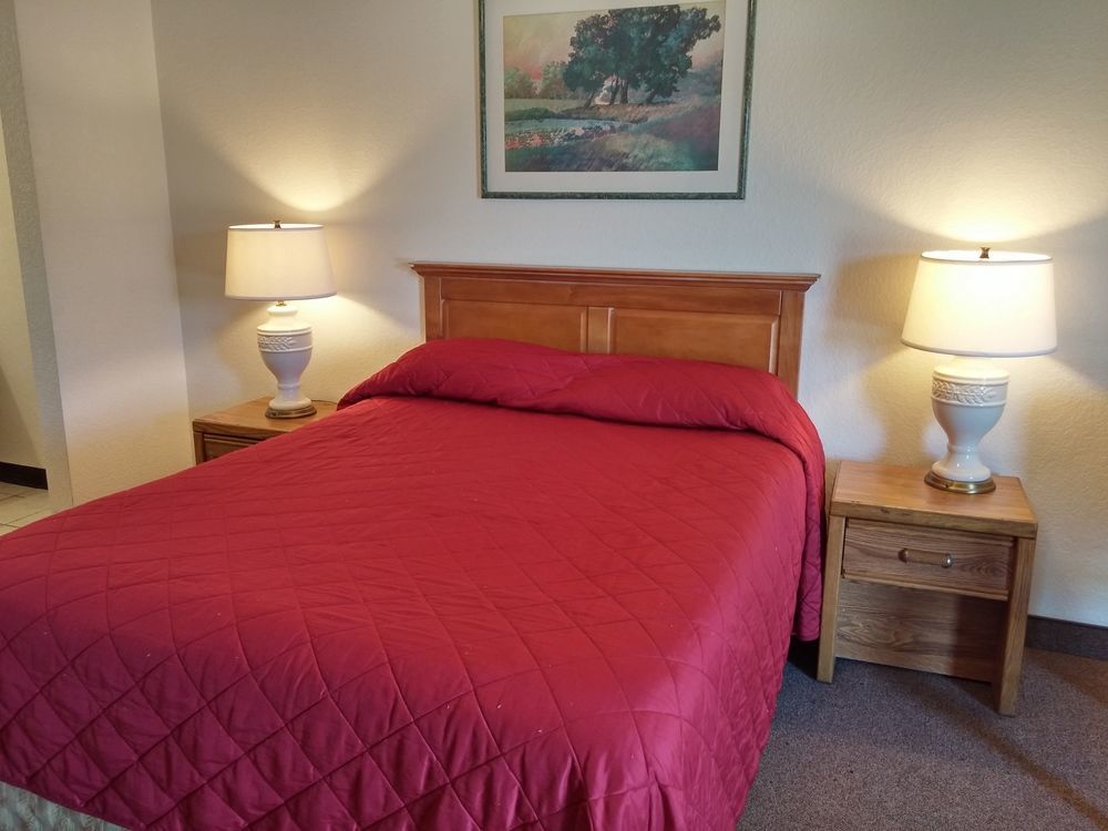 Country Regency Inn & Suites Manvel Екстериор снимка