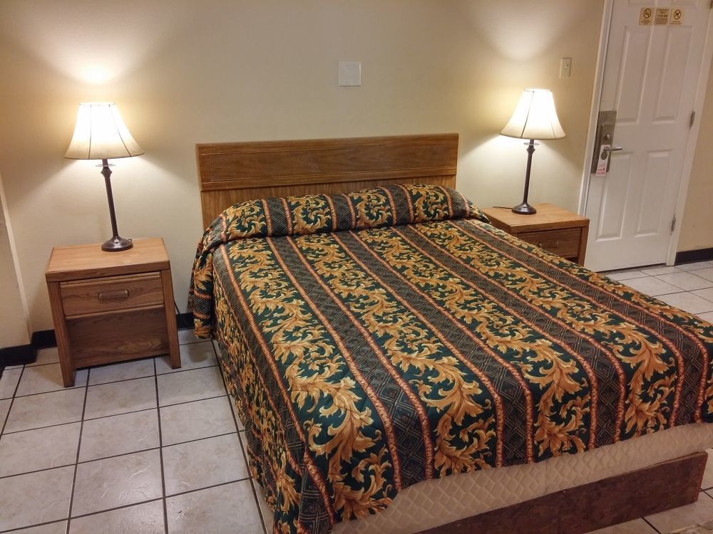 Country Regency Inn & Suites Manvel Екстериор снимка