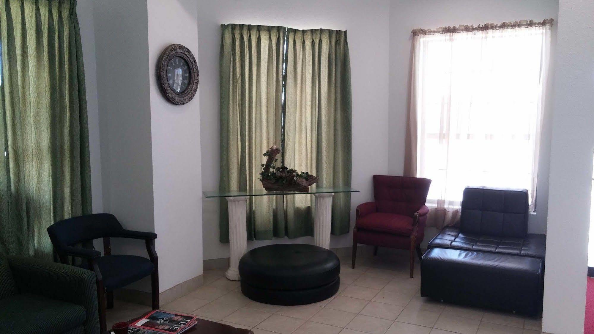 Country Regency Inn & Suites Manvel Екстериор снимка