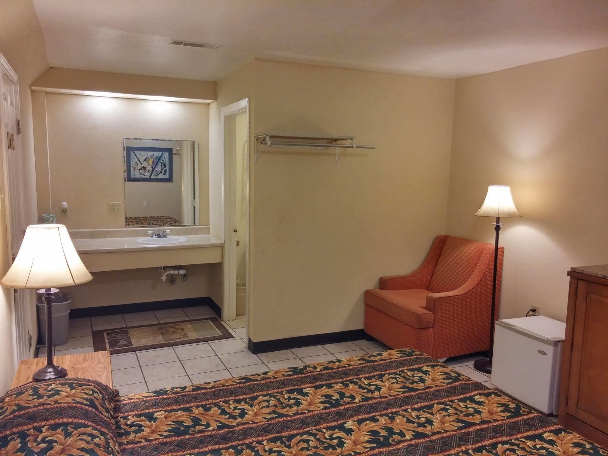 Country Regency Inn & Suites Manvel Екстериор снимка