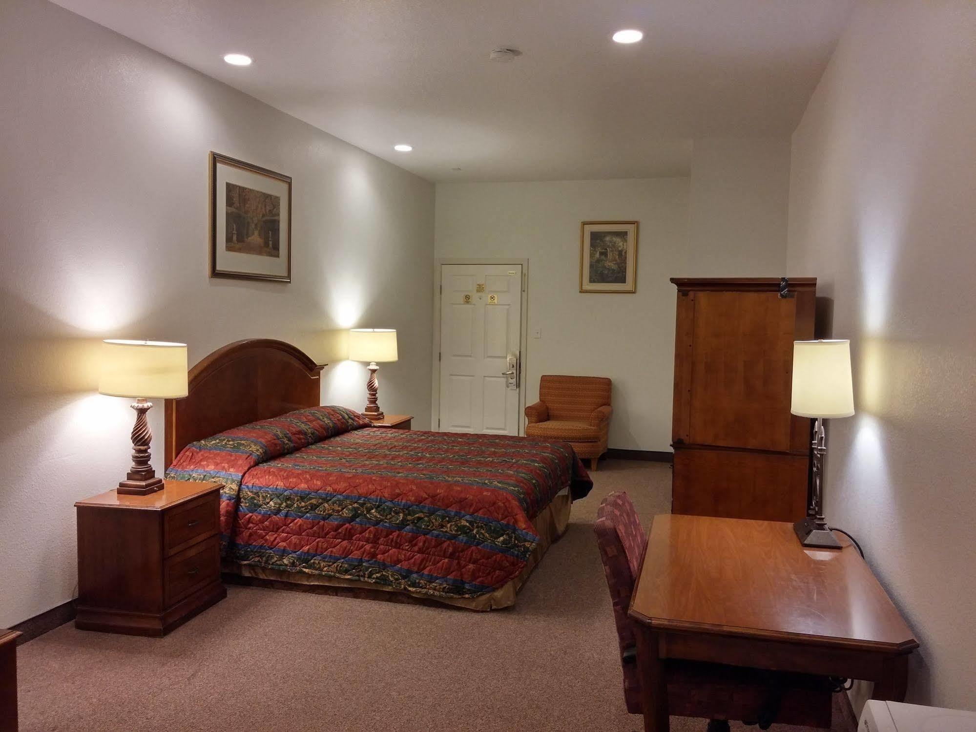 Country Regency Inn & Suites Manvel Екстериор снимка