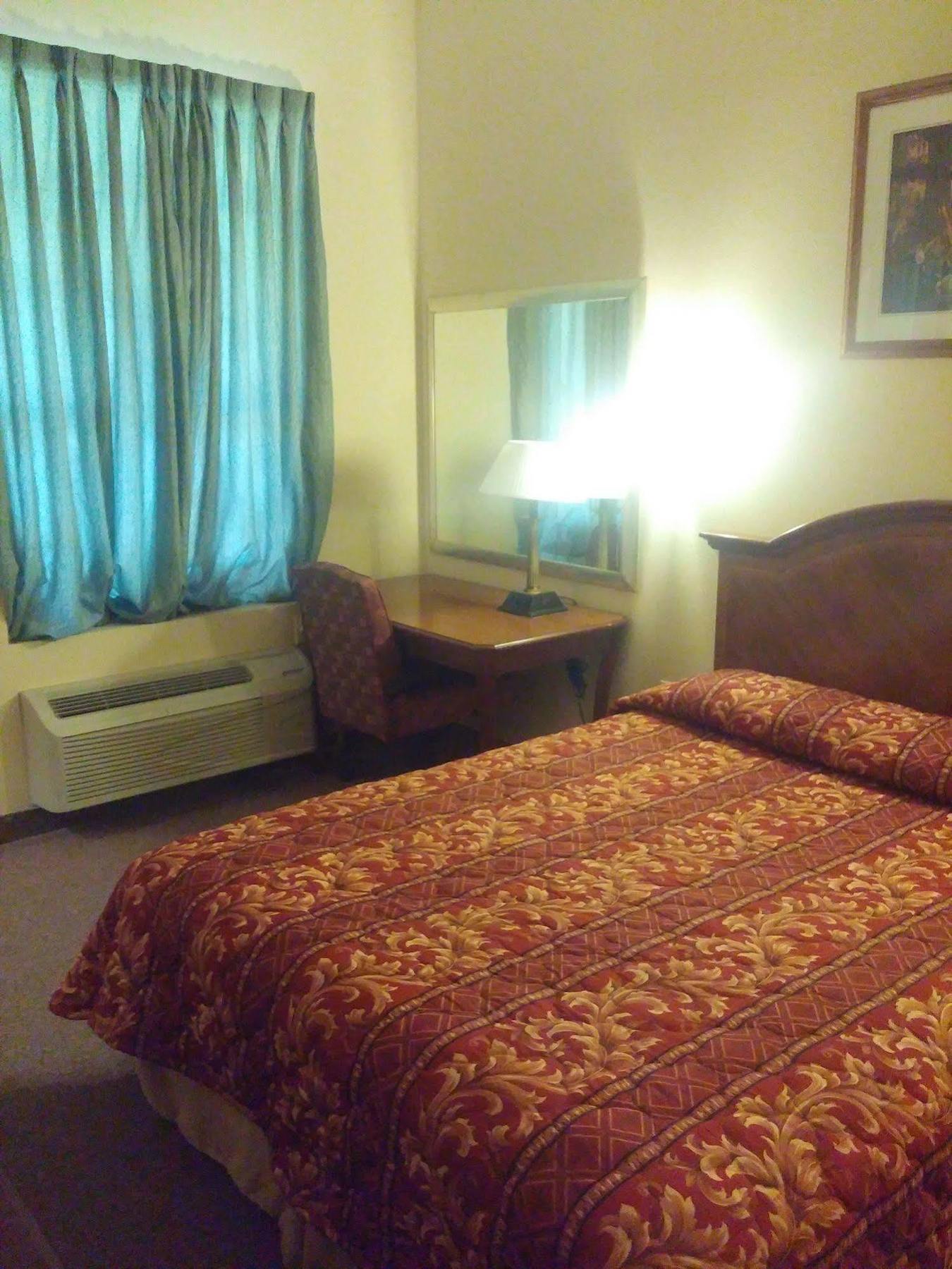 Country Regency Inn & Suites Manvel Екстериор снимка