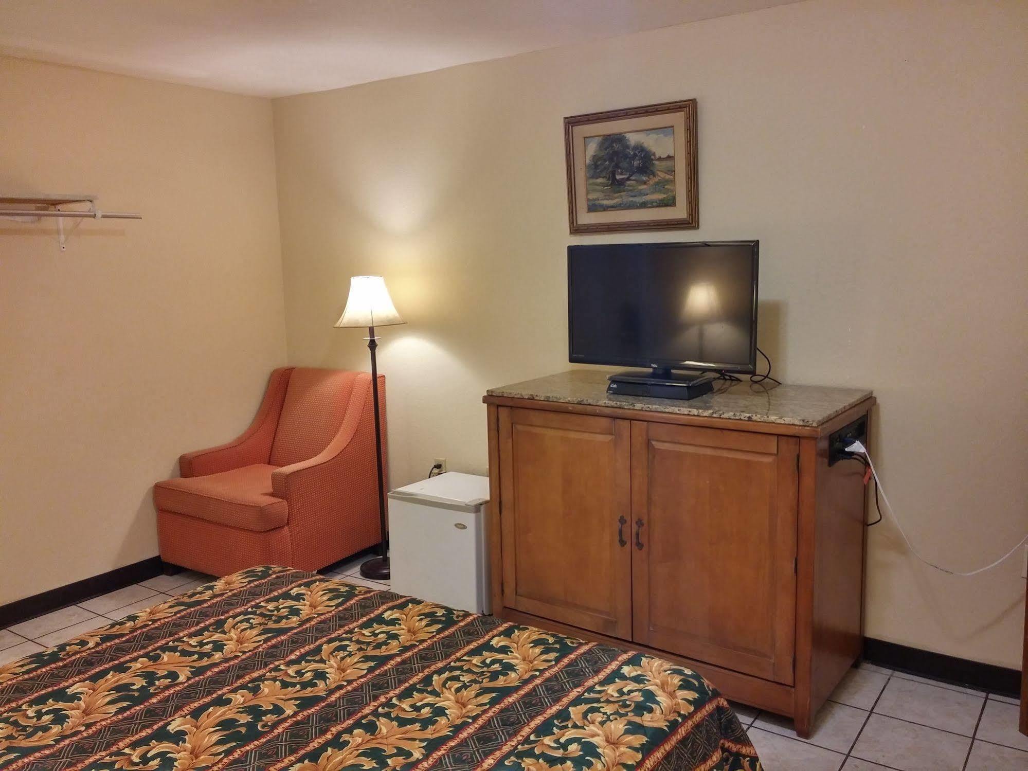 Country Regency Inn & Suites Manvel Екстериор снимка