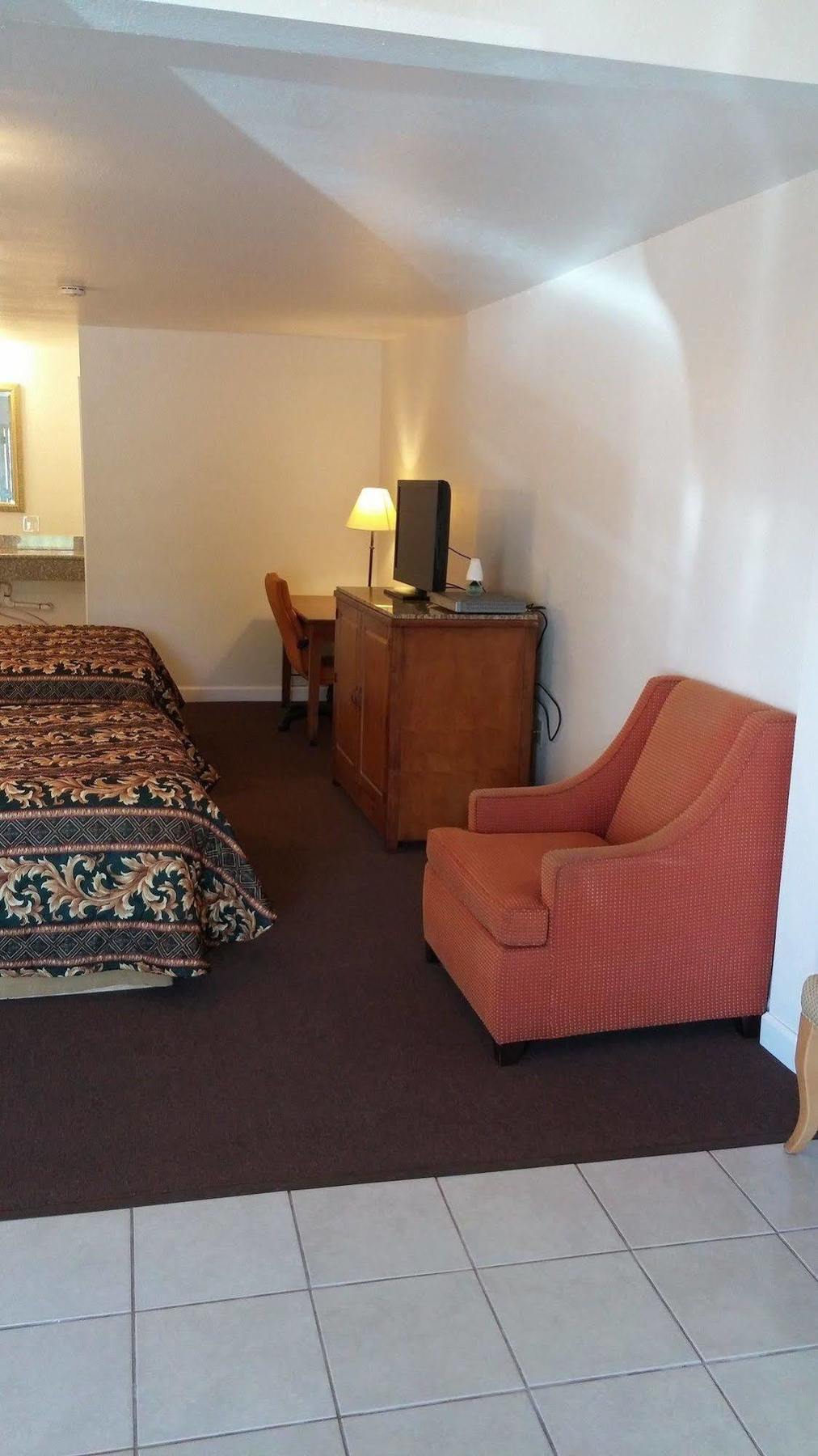 Country Regency Inn & Suites Manvel Екстериор снимка