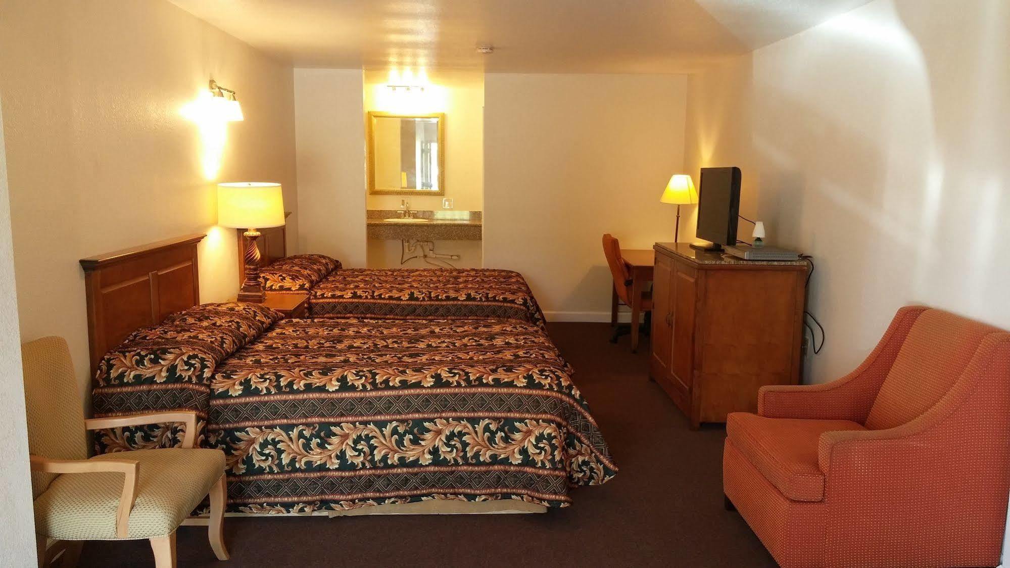 Country Regency Inn & Suites Manvel Екстериор снимка