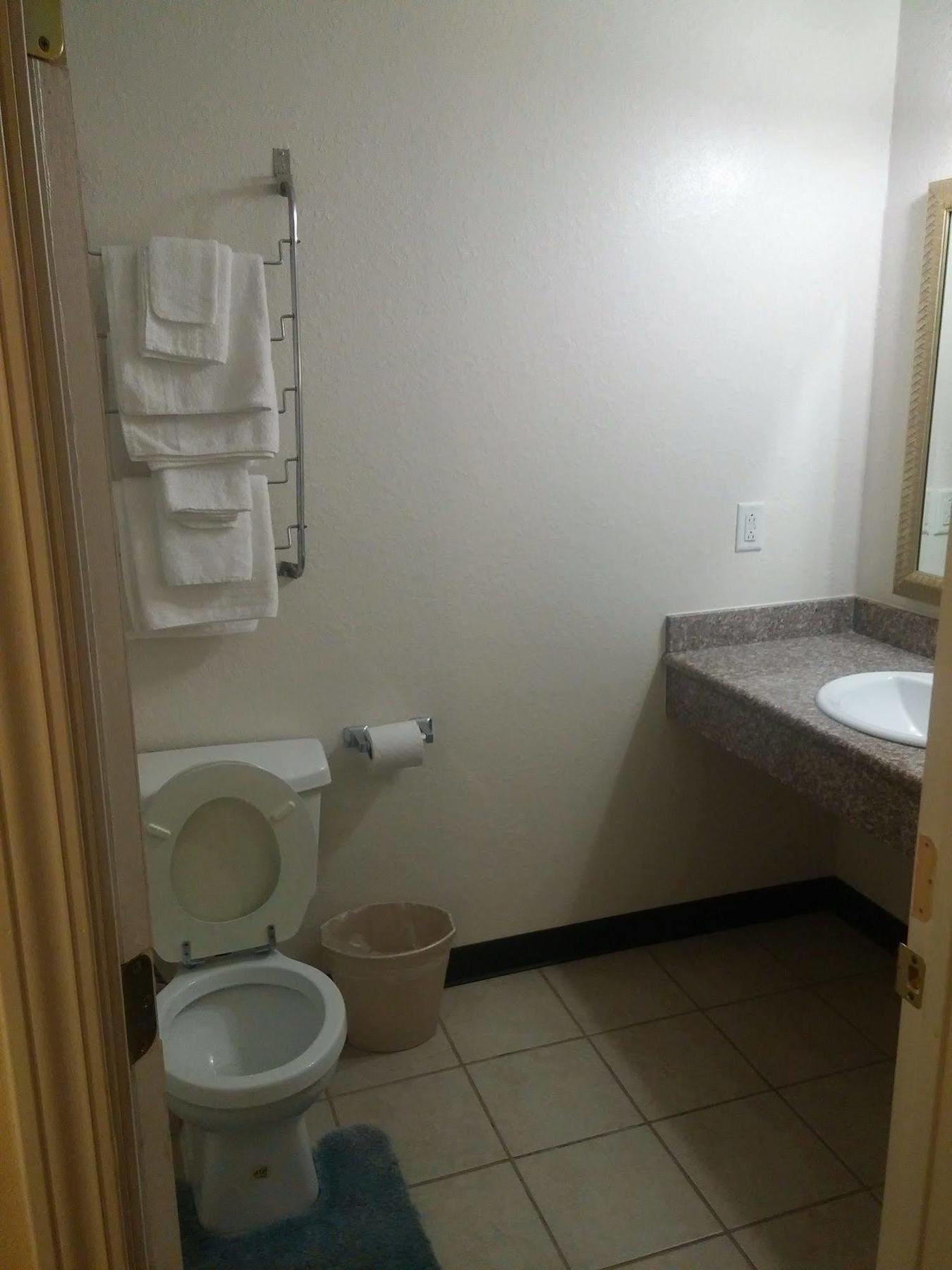 Country Regency Inn & Suites Manvel Екстериор снимка