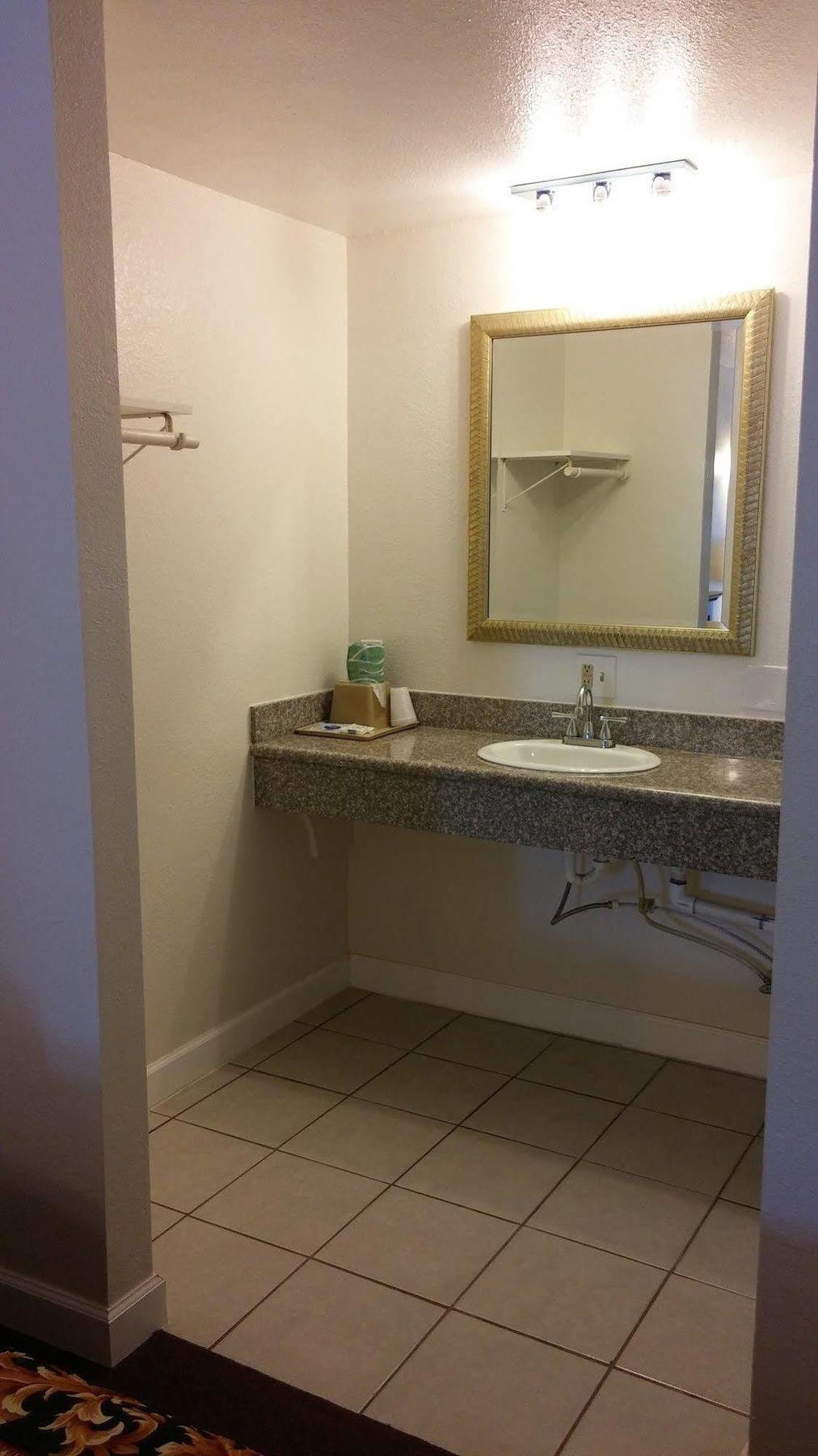 Country Regency Inn & Suites Manvel Екстериор снимка