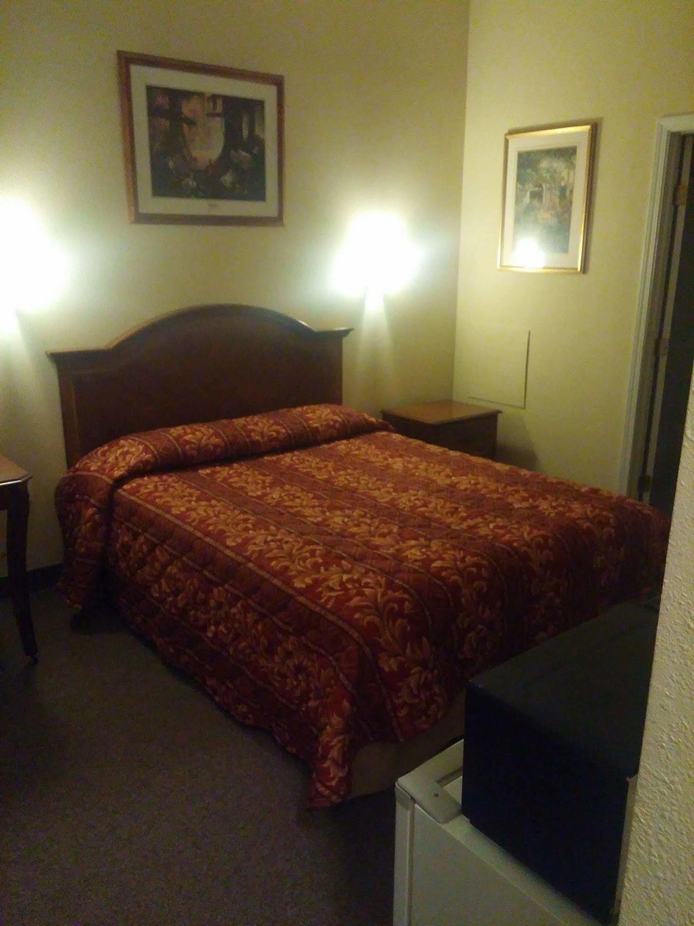Country Regency Inn & Suites Manvel Екстериор снимка