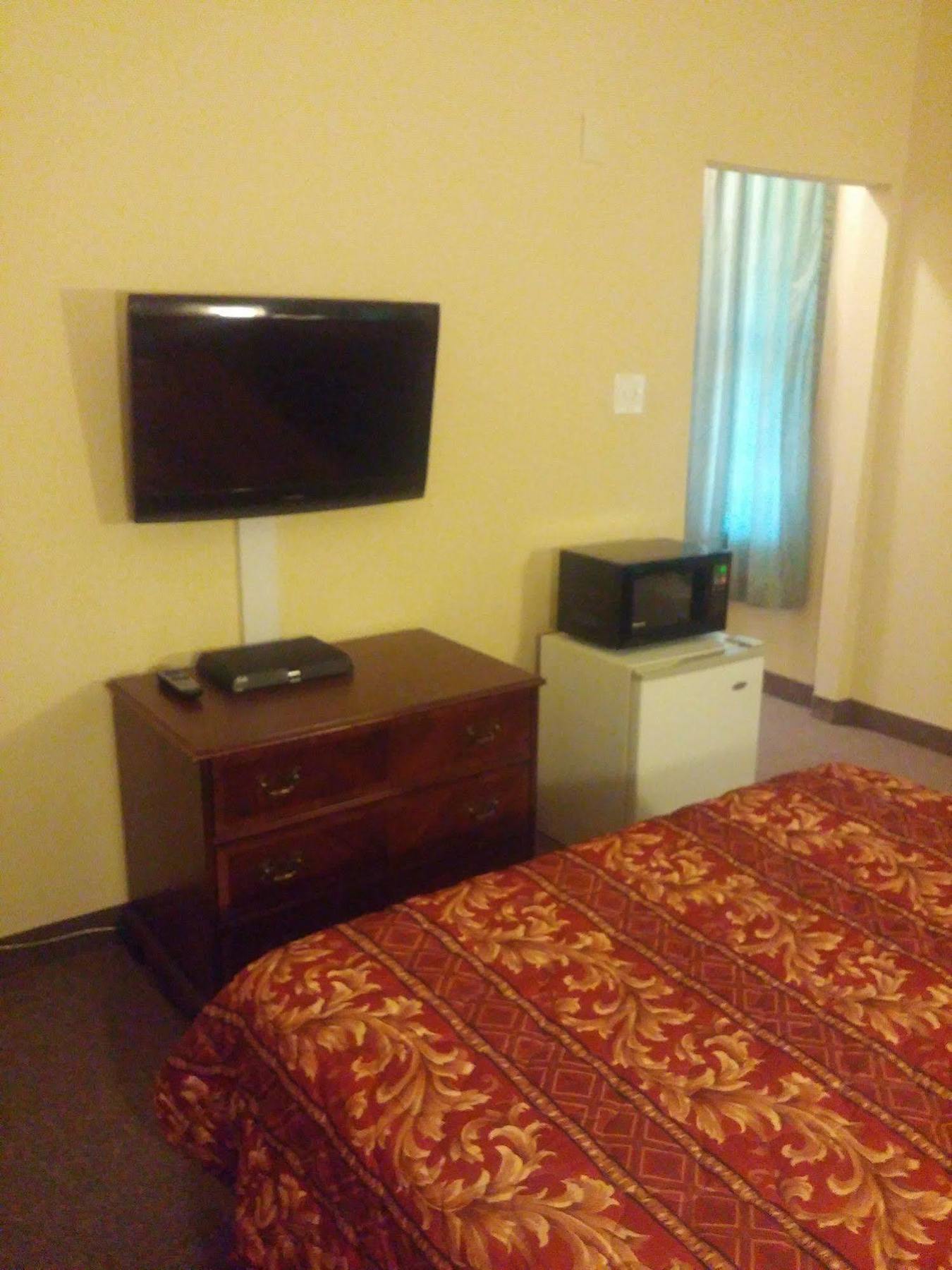 Country Regency Inn & Suites Manvel Екстериор снимка