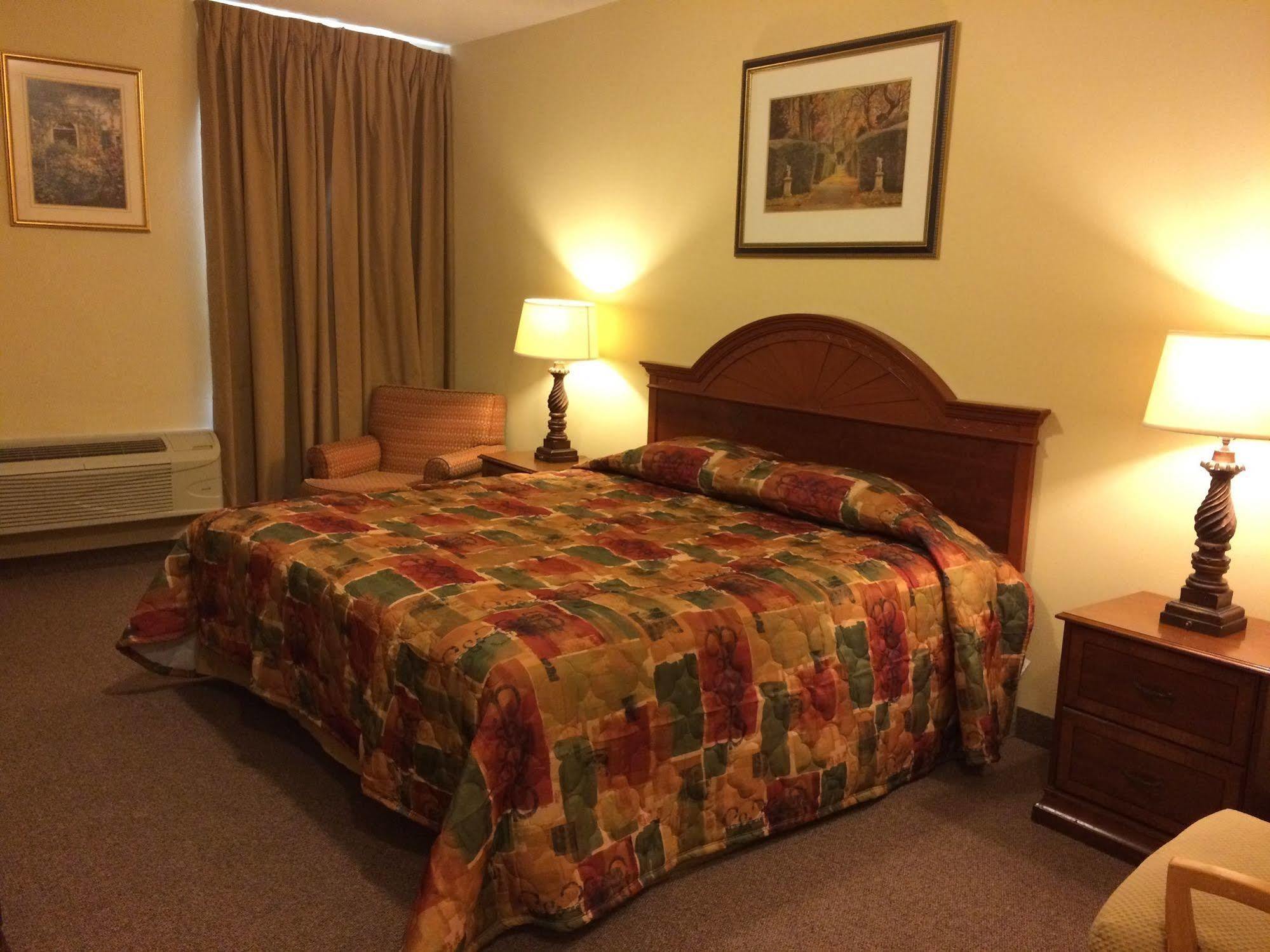 Country Regency Inn & Suites Manvel Екстериор снимка