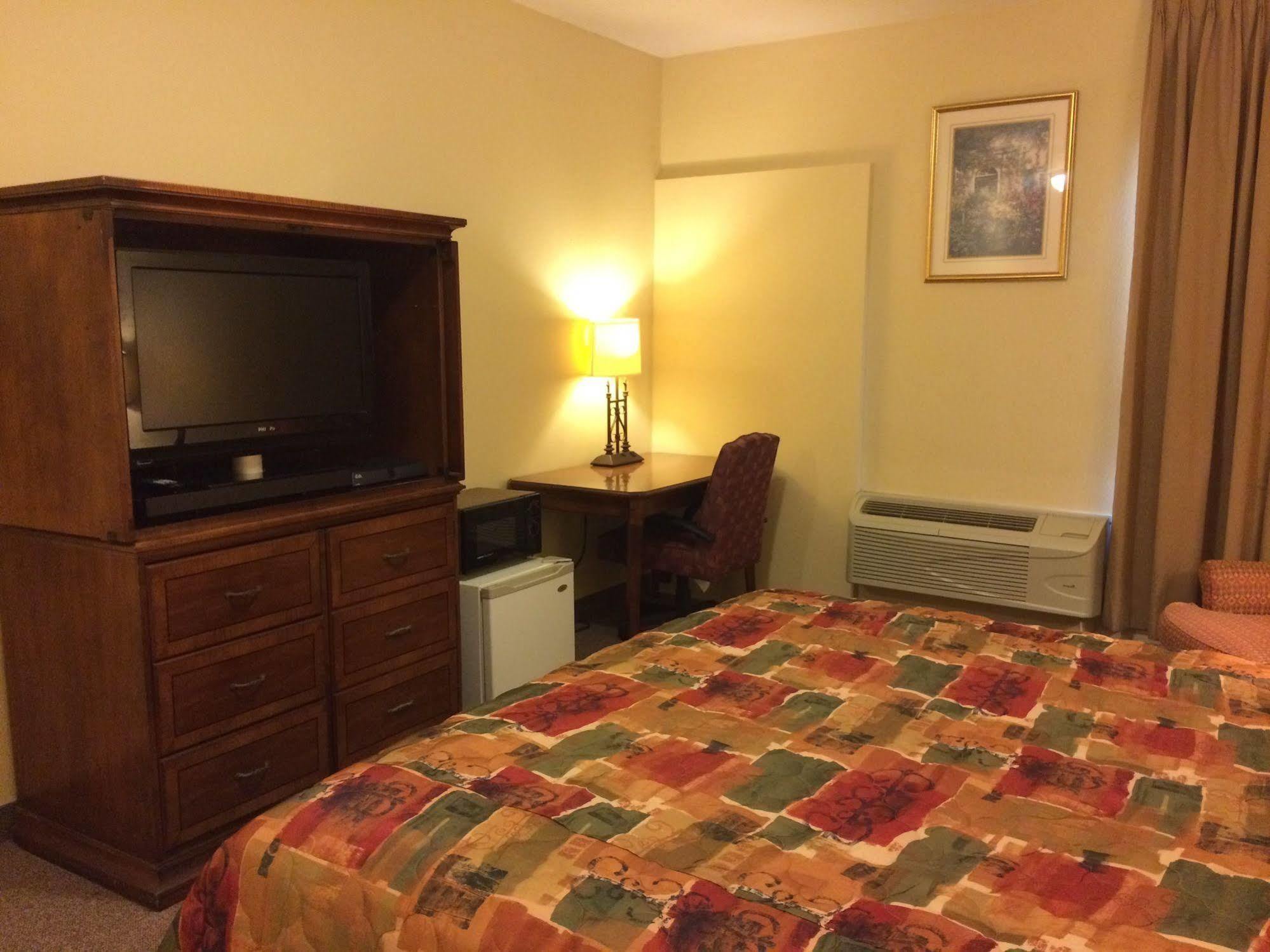 Country Regency Inn & Suites Manvel Екстериор снимка