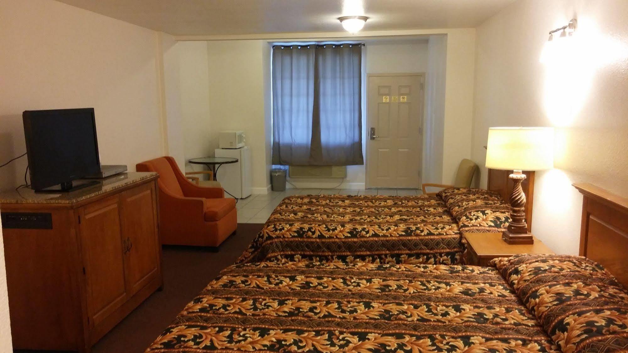 Country Regency Inn & Suites Manvel Екстериор снимка