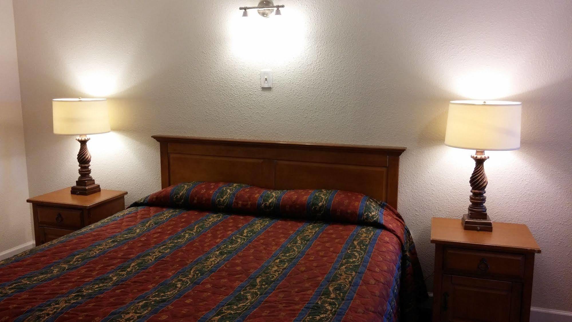 Country Regency Inn & Suites Manvel Екстериор снимка