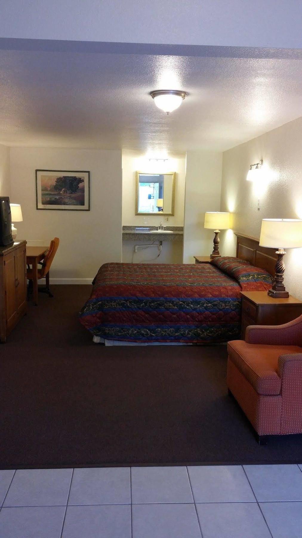 Country Regency Inn & Suites Manvel Екстериор снимка