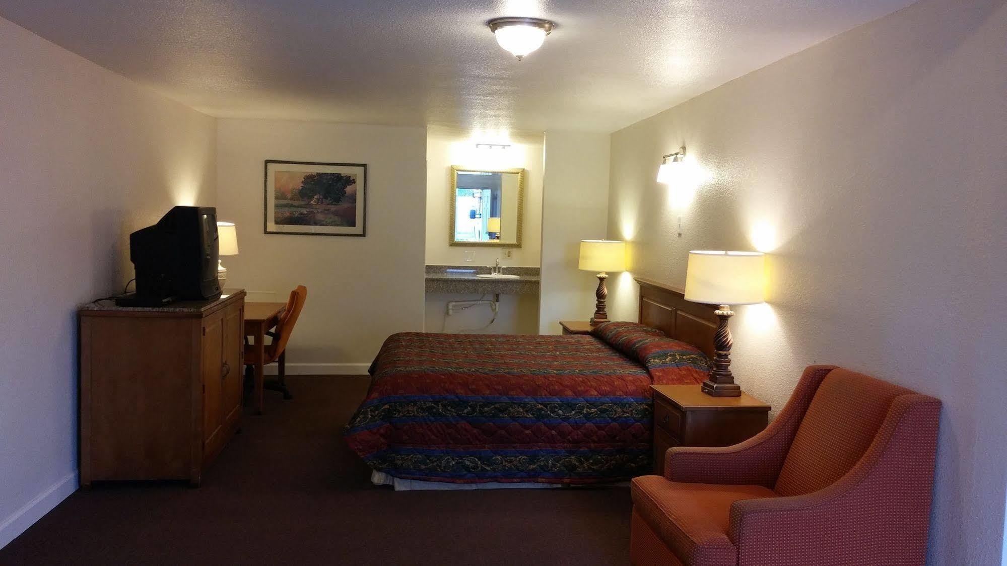 Country Regency Inn & Suites Manvel Екстериор снимка