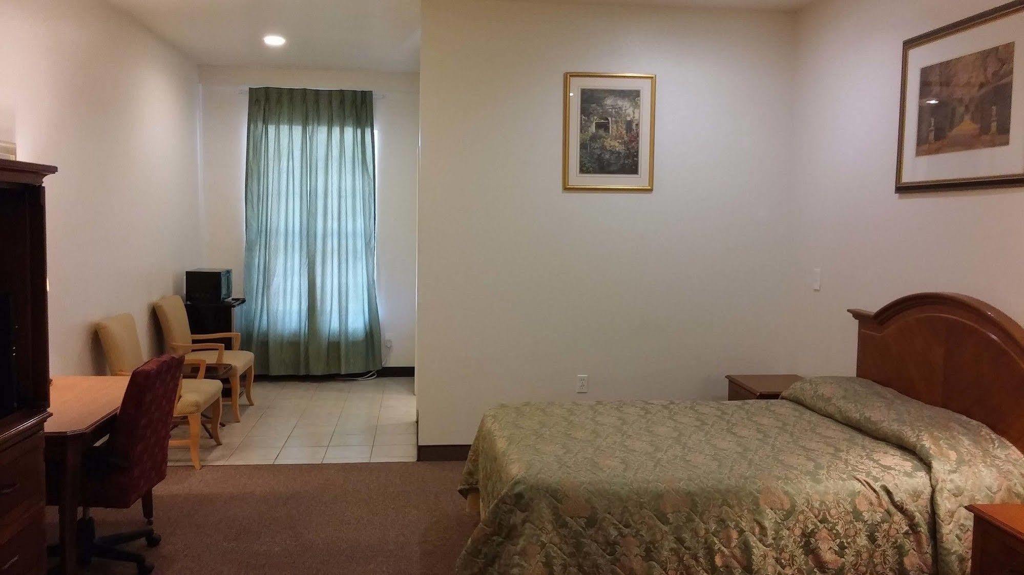Country Regency Inn & Suites Manvel Екстериор снимка