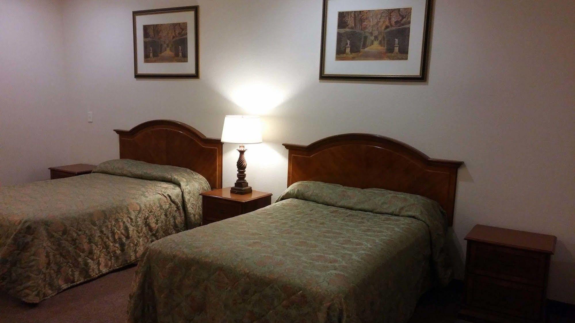 Country Regency Inn & Suites Manvel Екстериор снимка