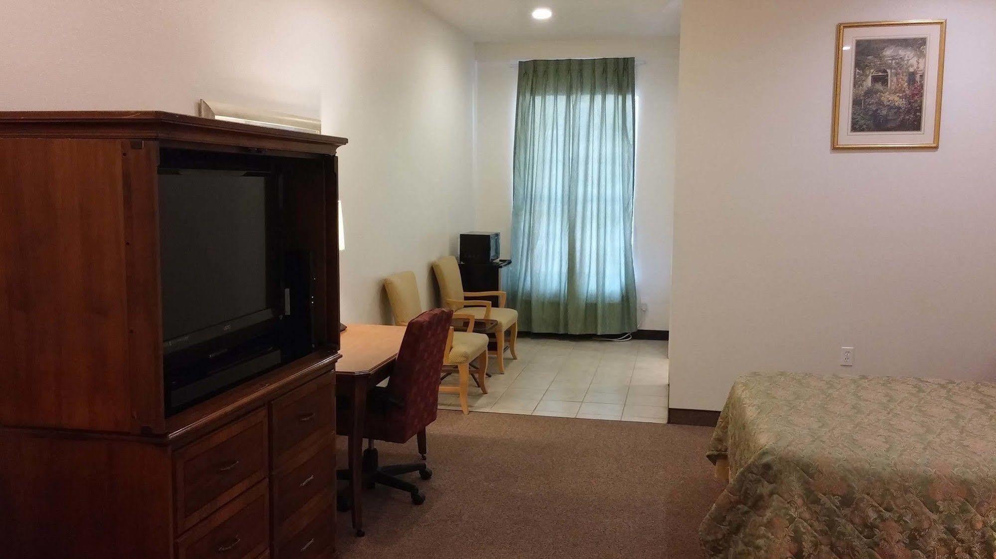 Country Regency Inn & Suites Manvel Екстериор снимка