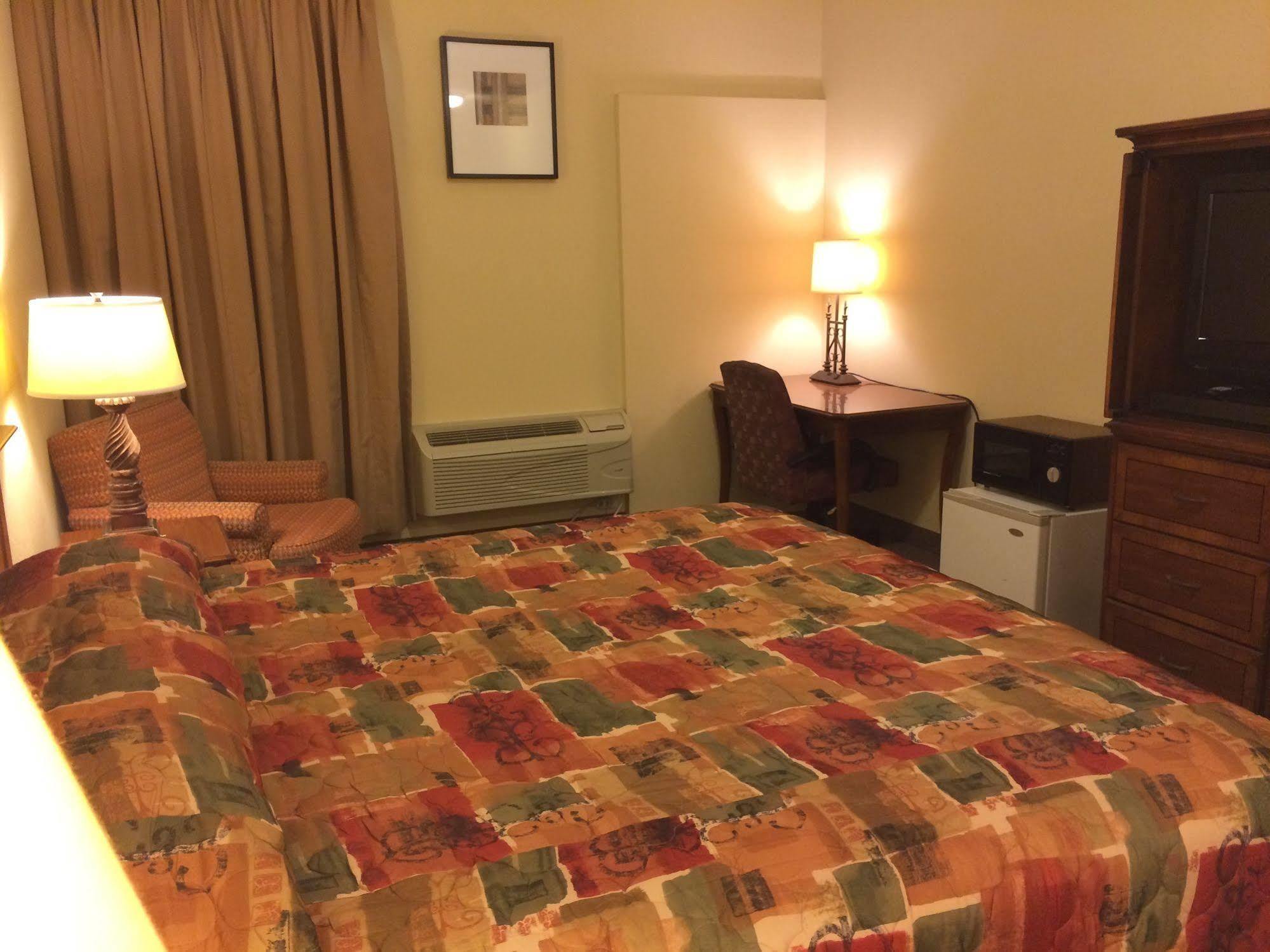 Country Regency Inn & Suites Manvel Екстериор снимка
