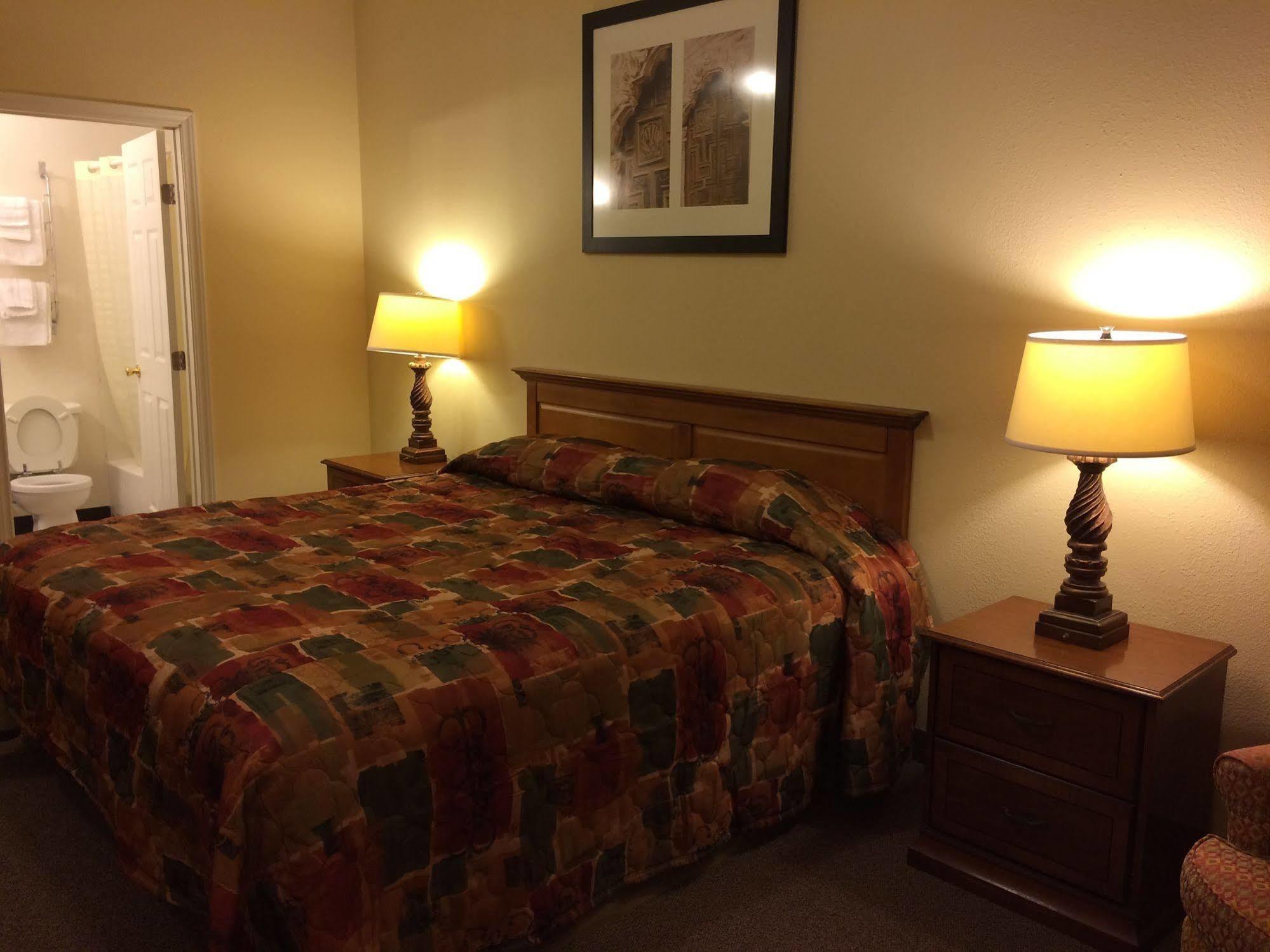 Country Regency Inn & Suites Manvel Екстериор снимка