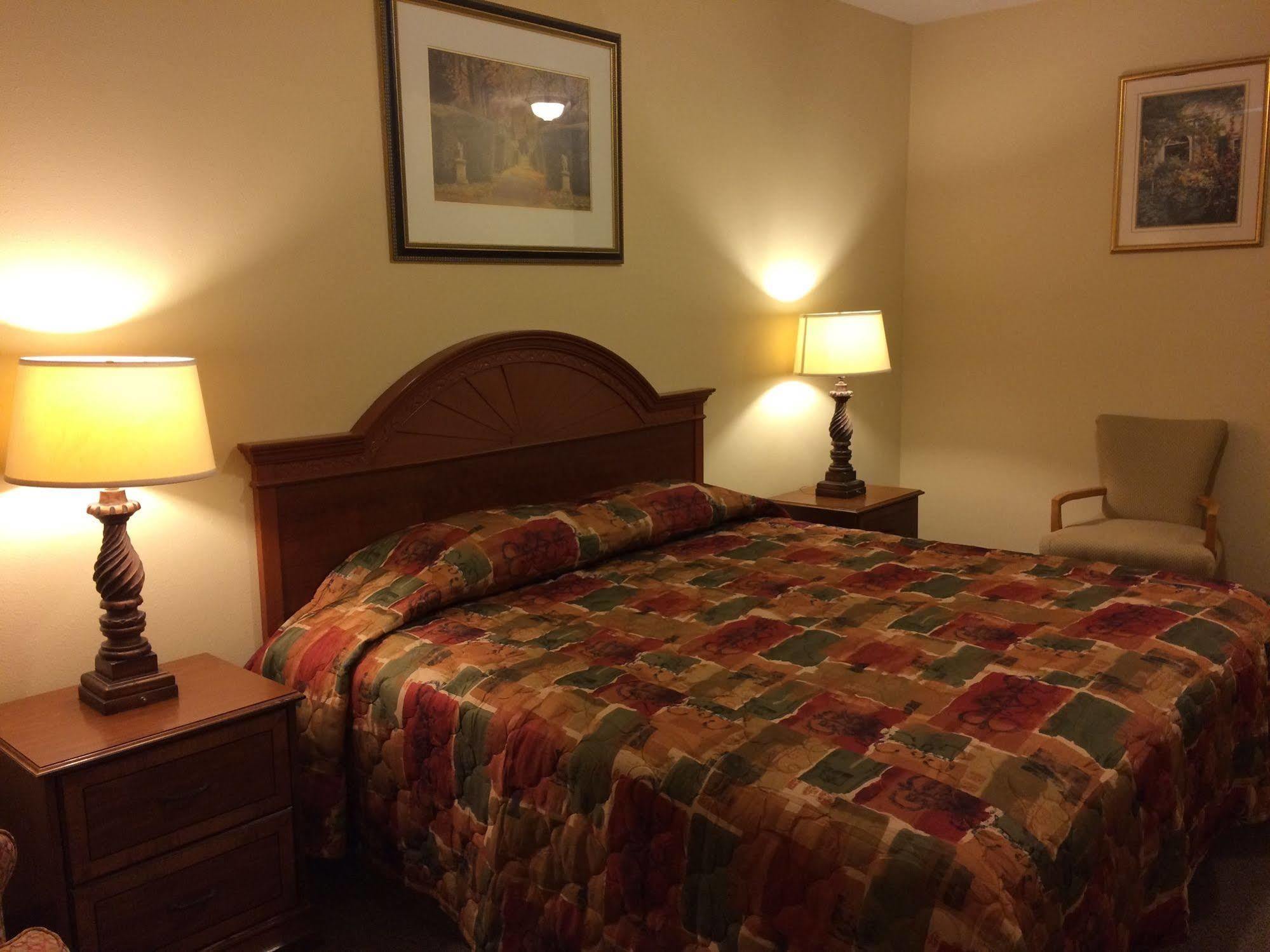 Country Regency Inn & Suites Manvel Екстериор снимка