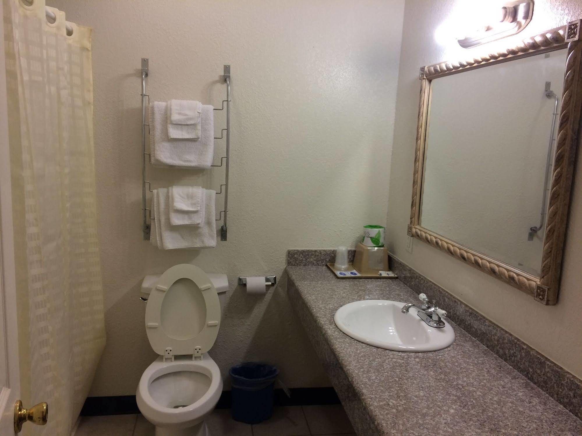 Country Regency Inn & Suites Manvel Екстериор снимка