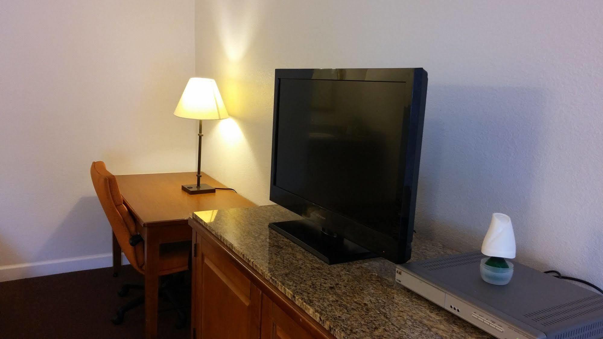 Country Regency Inn & Suites Manvel Екстериор снимка