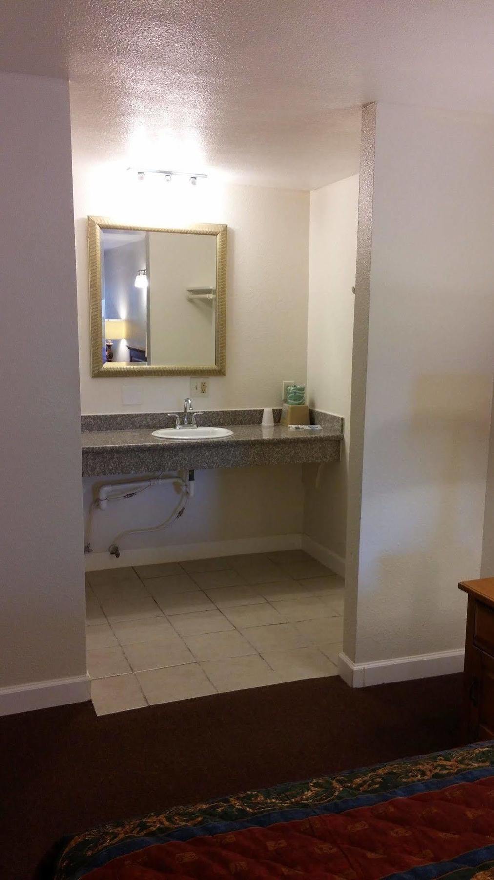 Country Regency Inn & Suites Manvel Екстериор снимка